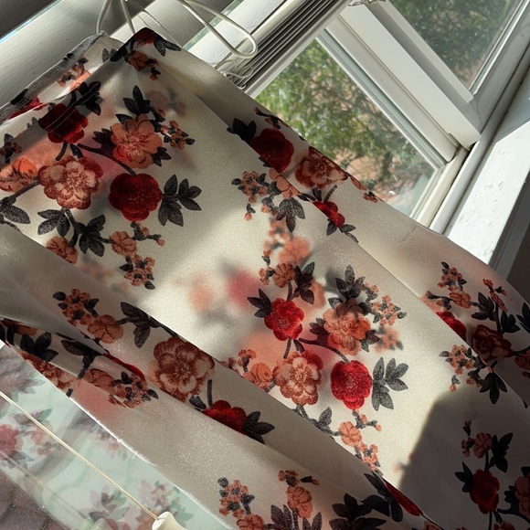 Beautiful white and pink flowery dress - Picture 4 of 5